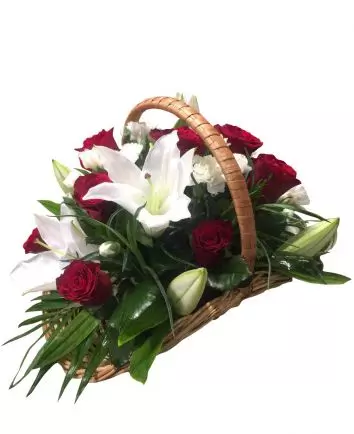 Корзина розы и лилии